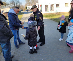 Strażnicy miejscy z Grudziądza rozpoczęli akcję rozdawania torebek na psie odchody