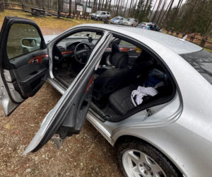 Musieli użyć pałki i wybić szybę w aucie