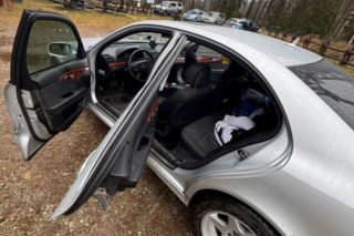 Musieli użyć pałki i wybić szybę w aucie. Niecodzienny przebieg policyjnej interwencji w powiecie rawickim [ZDJĘCIA]