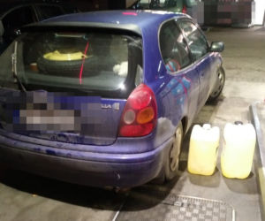 Auto na kradzionych blachach kanistrami z benzyną, a w kieszeni amfetamina
