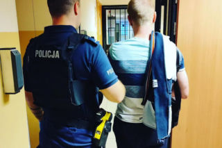 Zatrzymał groźnego przestępcę, przez sąd dostaje połowę pensji. Policjant, żeby żyć, dorabia w Żabce! Niewyobrażalny skandal