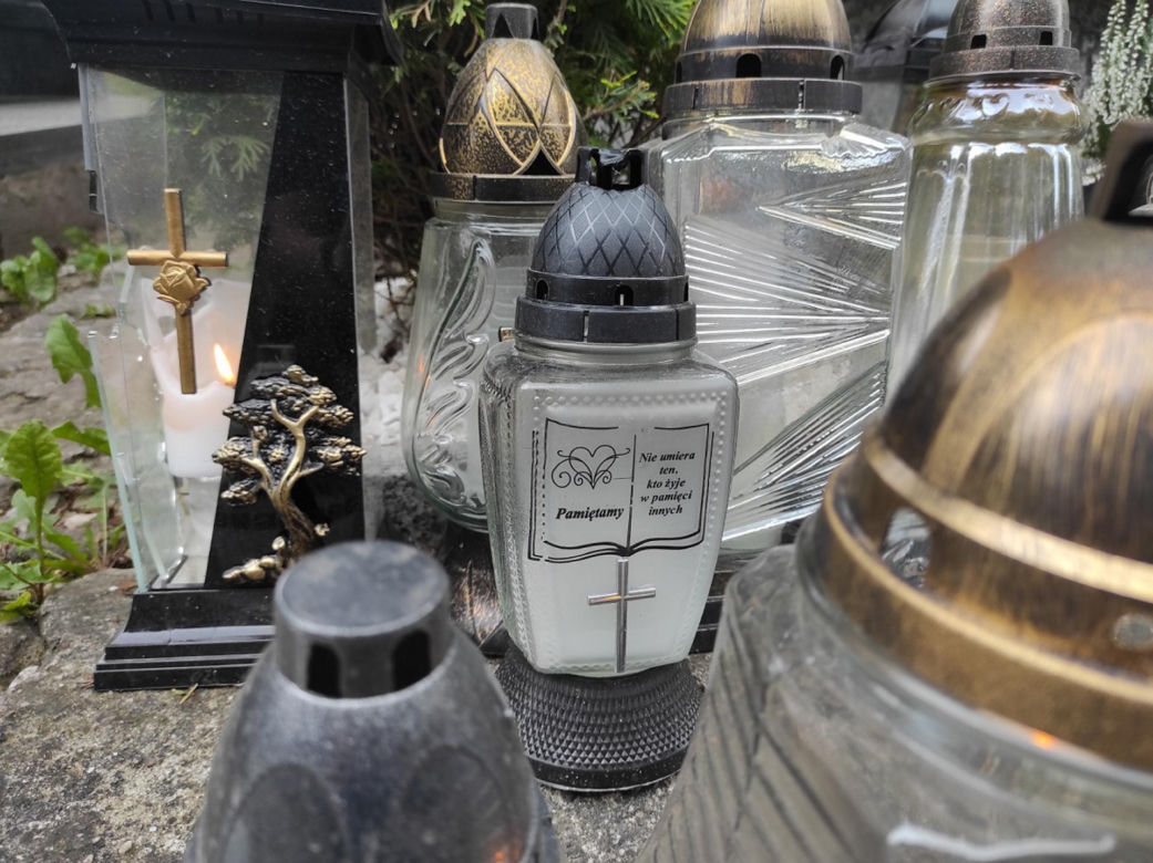 Zniszczenia na grobie syna Sylwii Peretti. Wystarczyła chwila nieuwagi, smutny widok