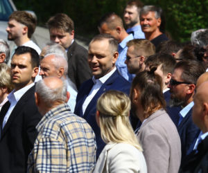 Nawrocki na procesji z rodziną