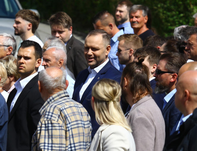 Nawrocki na procesji z rodziną