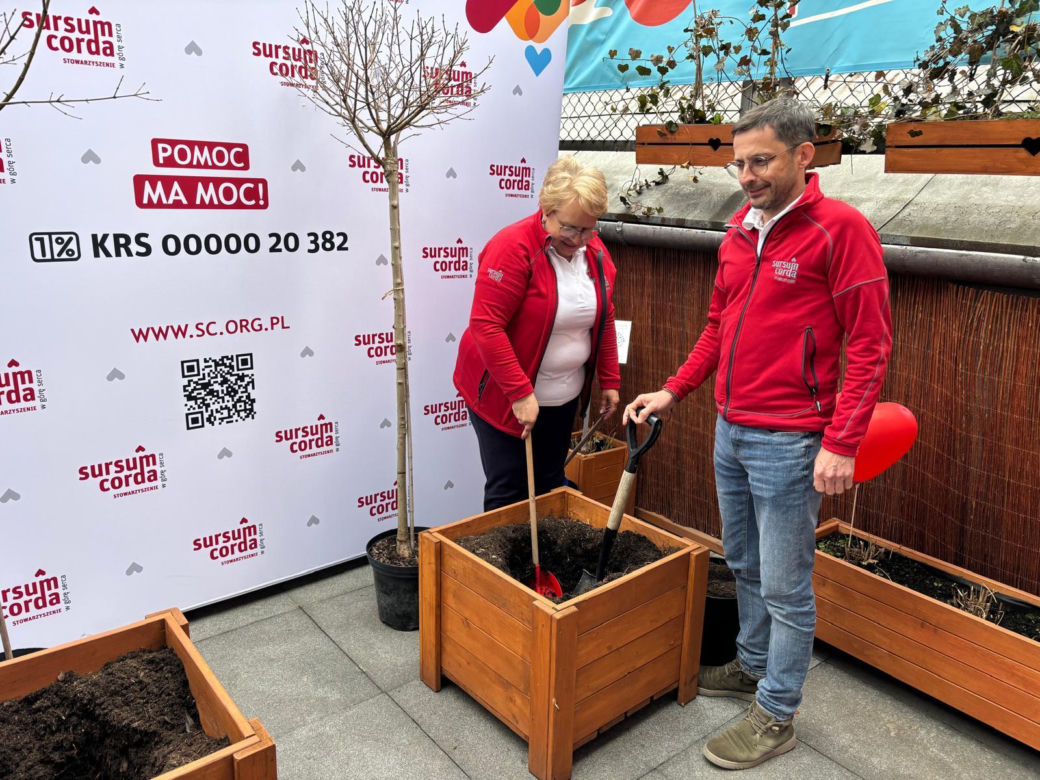 Sursum Corda sadzi drzewa na 25 urodziny 