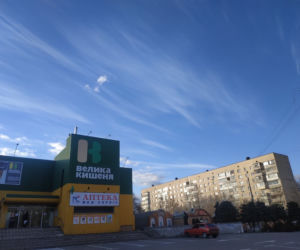 Kijów zakazał wychodzenia z domów - z wyjątkiem potrzeby dotarcia do najbliższego schronu lub metra.