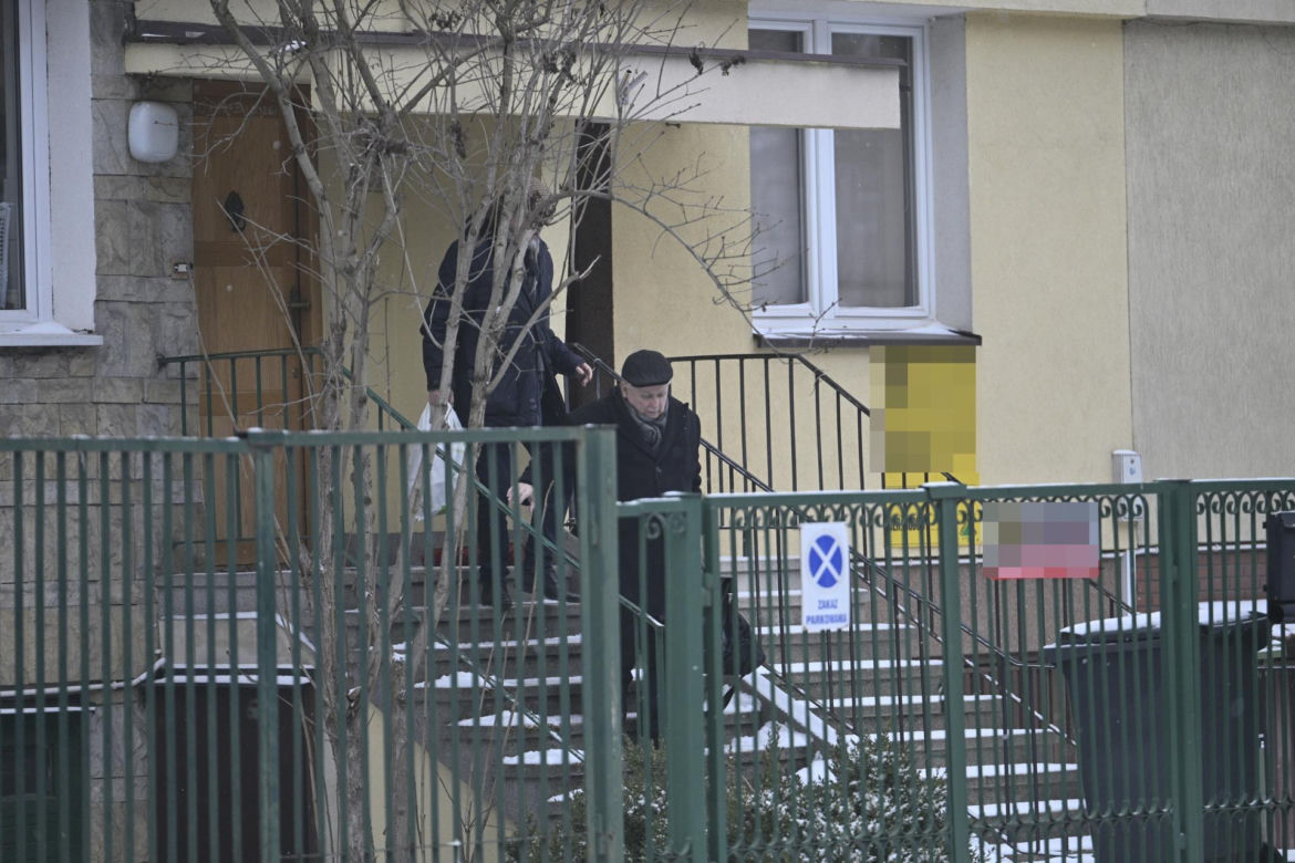 Kuzyn Kaczyńskiego dba o krewnego i odśnieża schody