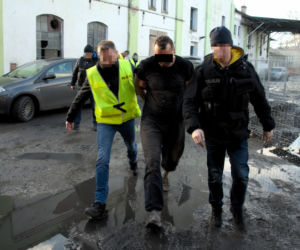 Antyterroryści wkroczyli na posesję w centrum miasta. Trzy osoby aresztowane [ZDJĘCIA]