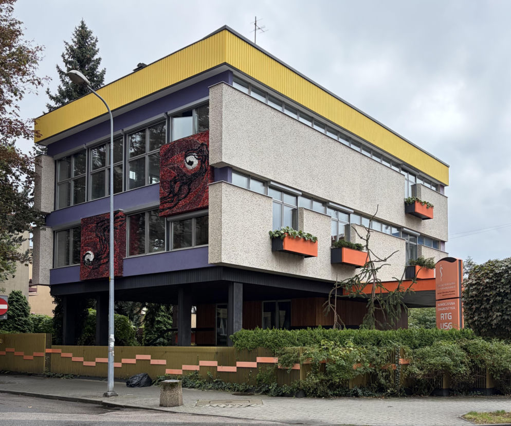 Modernistyczna willa Dom Książków w Tarnowie z kolorową elewacją. O zakupie zabytku przez NID przeczytasz na Architektura.