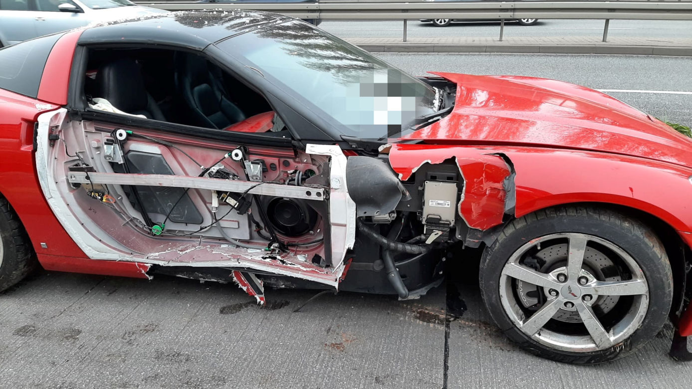 Sportowy chevrolet rąbnął w przystanek autobusowy!
