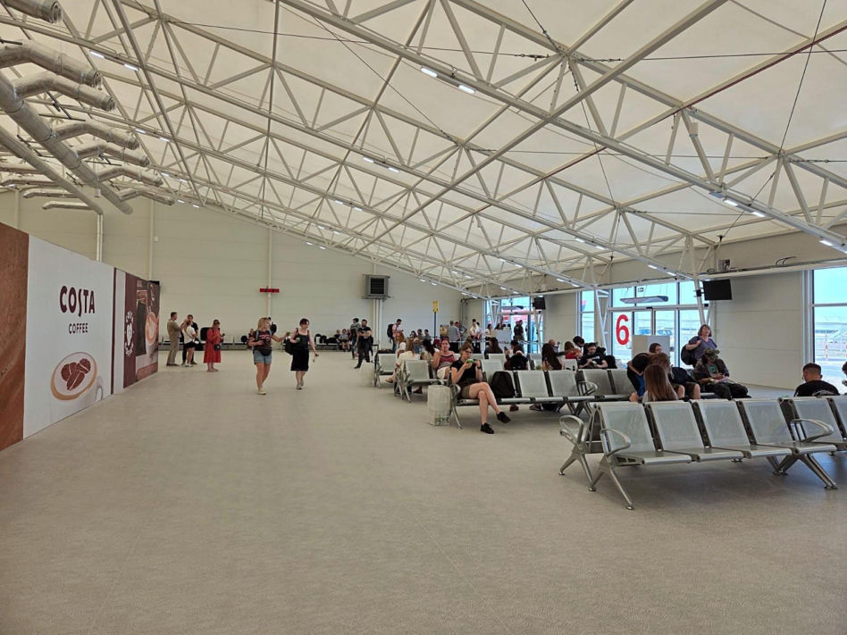 Strefa B w tymczasowym terminalu Portu Lotniczego Warszawa - Modlin