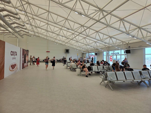 Strefa B w tymczasowym terminalu Portu Lotniczego Warszawa - Modlin