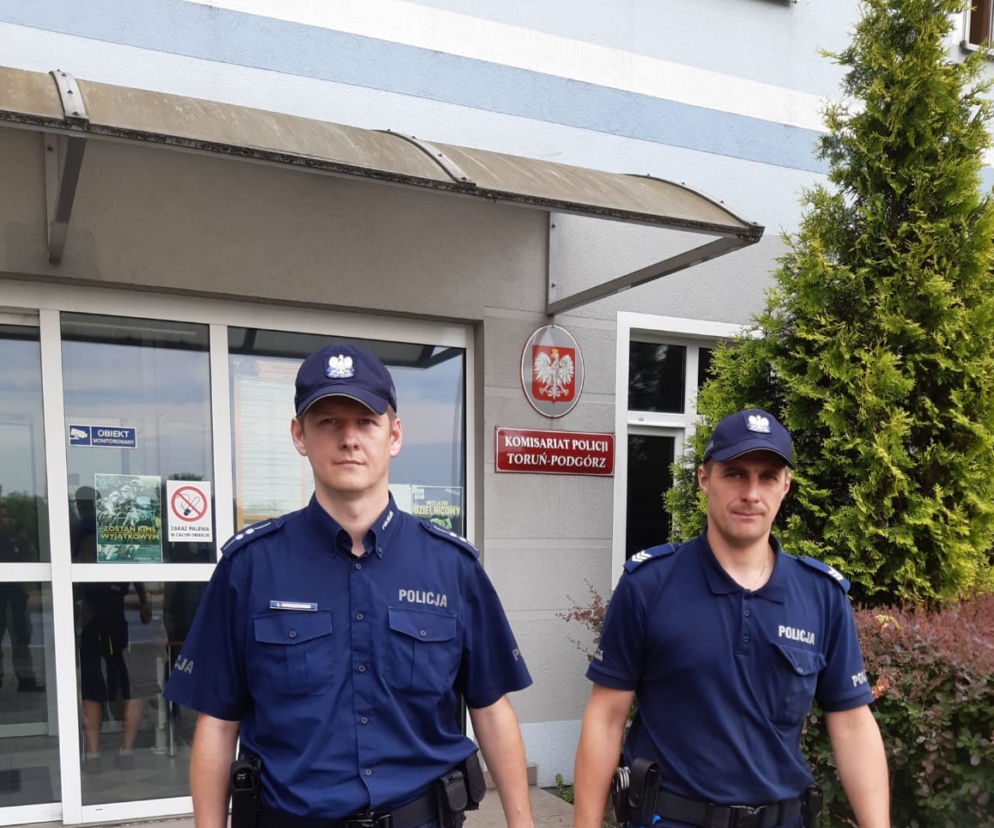 Policjanci z Podgórza uratowali życie seniorowi
