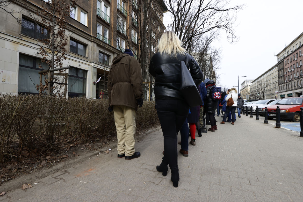 Ogromne kolejki przed urzędami. Mieszkańcy rzucili się po paszporty