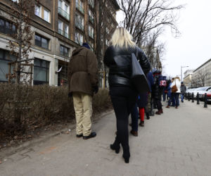 Ogromne kolejki przed urzędami. Mieszkańcy rzucili się po paszporty