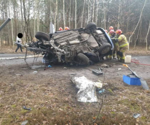Koszmarne dachowanie w Bydgoszczy! Kierowca wypadł z auta i został przygnięciony 