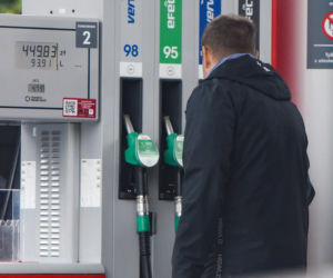 Karolak- gdzie masz maseczkę!? Tomasz Karolak na stacji benzynowej bez maseczki.