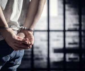 Brutalnie pobił sąsiada, bo podejrzewał go o skrzywdzenie pasierba. Usłyszał wyrok 17 lat więzienia
