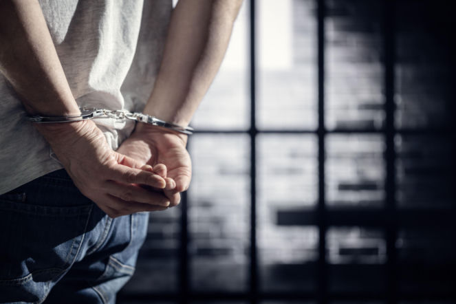 Brutalnie pobił sąsiada, bo podejrzewał go o skrzywdzenie pasierba. Usłyszał wyrok 17 lat więzienia