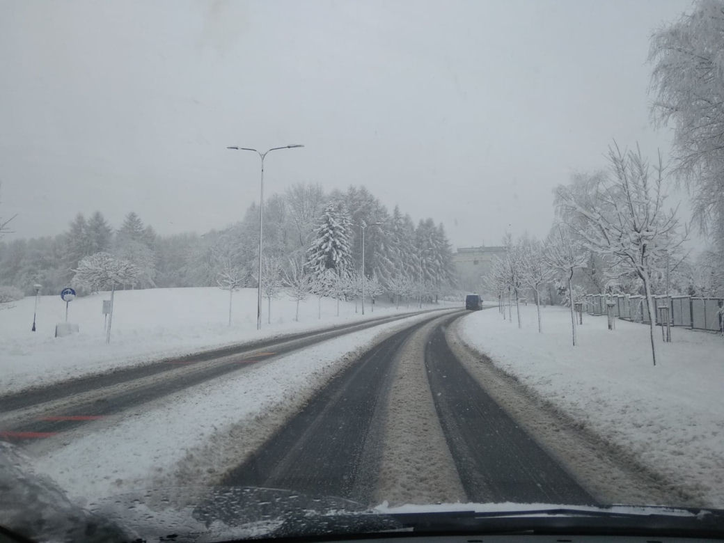 FATALNE warunki na drogach Rzeszowa. Śnieżny ARMAGEDON! [ZDJĘCIA]