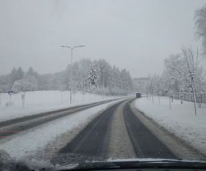 FATALNE warunki na drogach Rzeszowa. Śnieżny ARMAGEDON! [ZDJĘCIA]