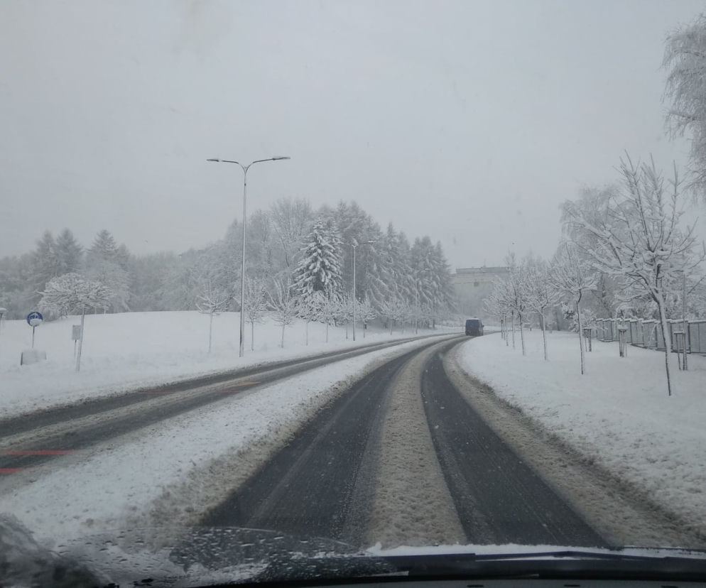 FATALNE warunki na drogach Rzeszowa. Śnieżny ARMAGEDON! [ZDJĘCIA]