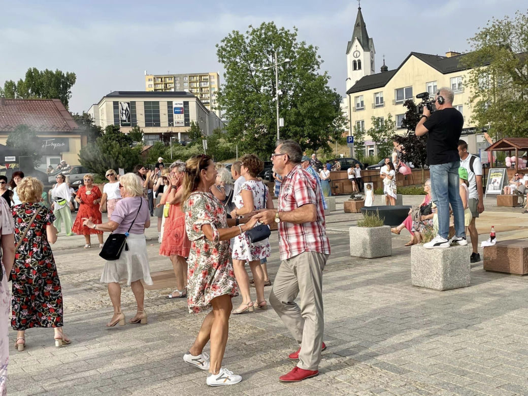 POTAŃCÓWKA NA RYNKU. Tak bawią się mieszkańcy Starachowic