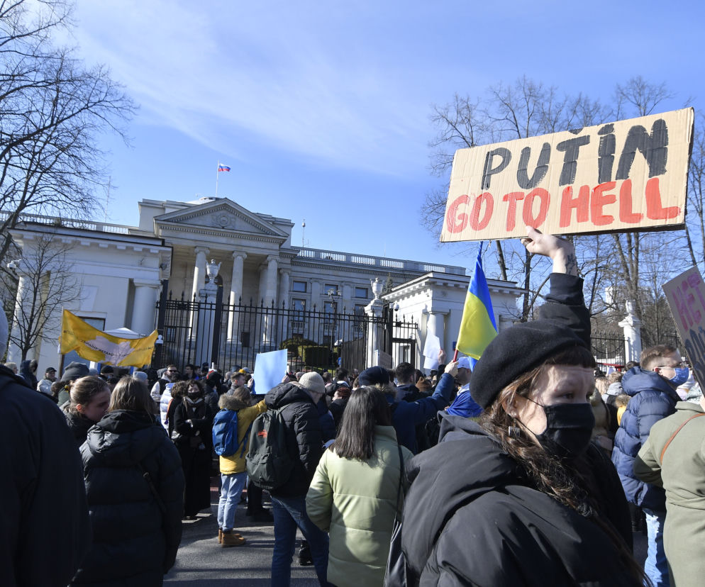 Transparenty na antyrosyjskich protestach
