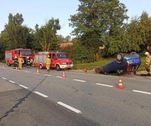 Ropa. Dachowanie osobówki. Kierowca prawdopodobnie zasnął za kierownicą