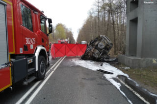 Roztrzaskał się na betonowym słupie. Auto stanęło w płomieniach. Tragiczna śmierć kierowcy w Katowicach