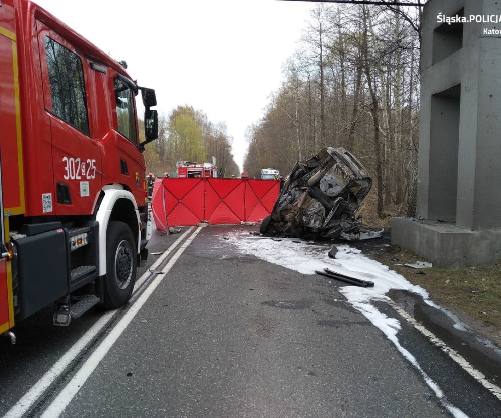 Katowice: Kierowca zginął w wypadku po zderzeniu z betonowym słupem
