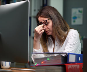 Twoje oczy cierpią przez ten jeden odruch. Lekarze: nie musisz kupować drogich kropli, wystarczy prosta zmiana 