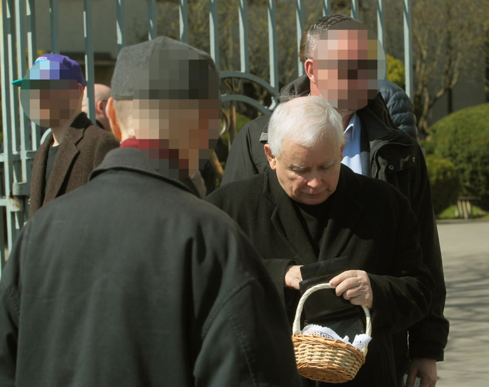 Jarosław Kaczyński ze skromnym koszyczkiem 