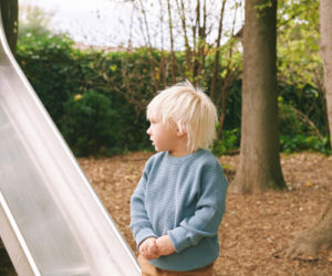 Dziecko chowa się przed innymi? Ten błąd rodziców pogłębia problem