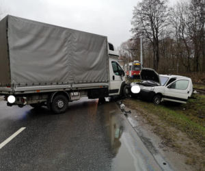 Zderzenie dostawczaka z osobówką na ul. Toruńskiej w Bydgoszczy! [ZDJĘCIA]