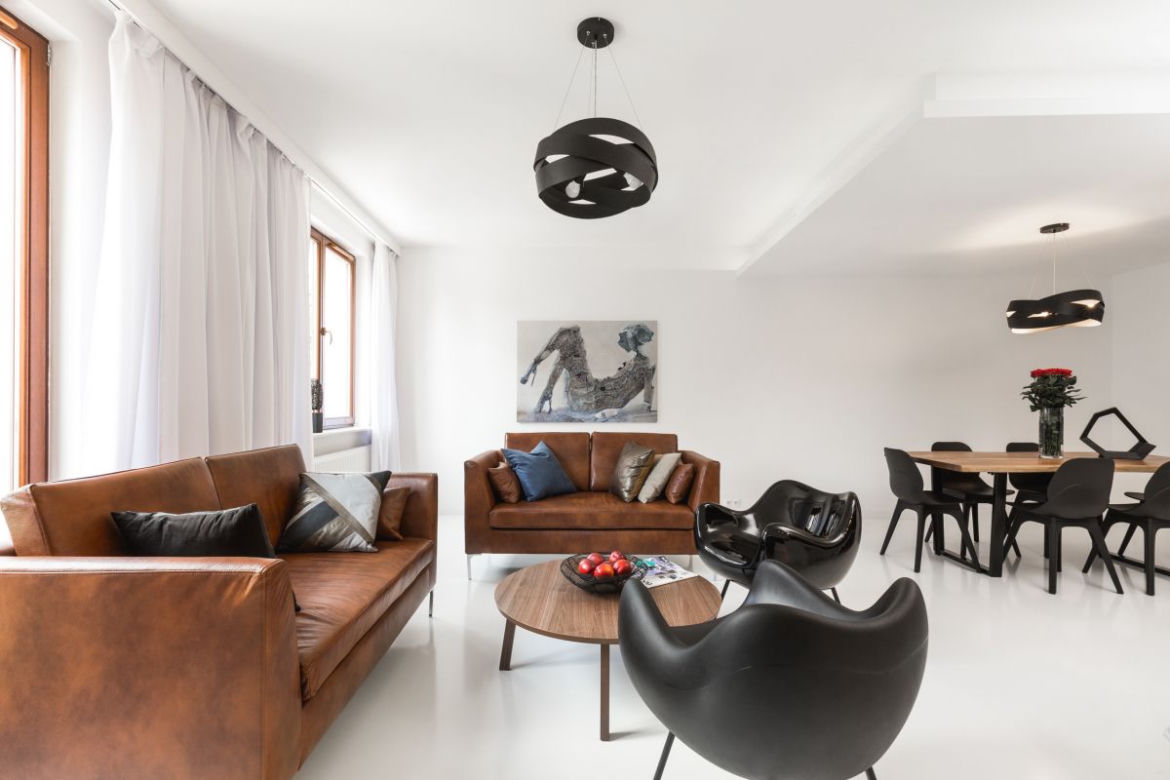 Nowoczesny salon z brązową kanapą