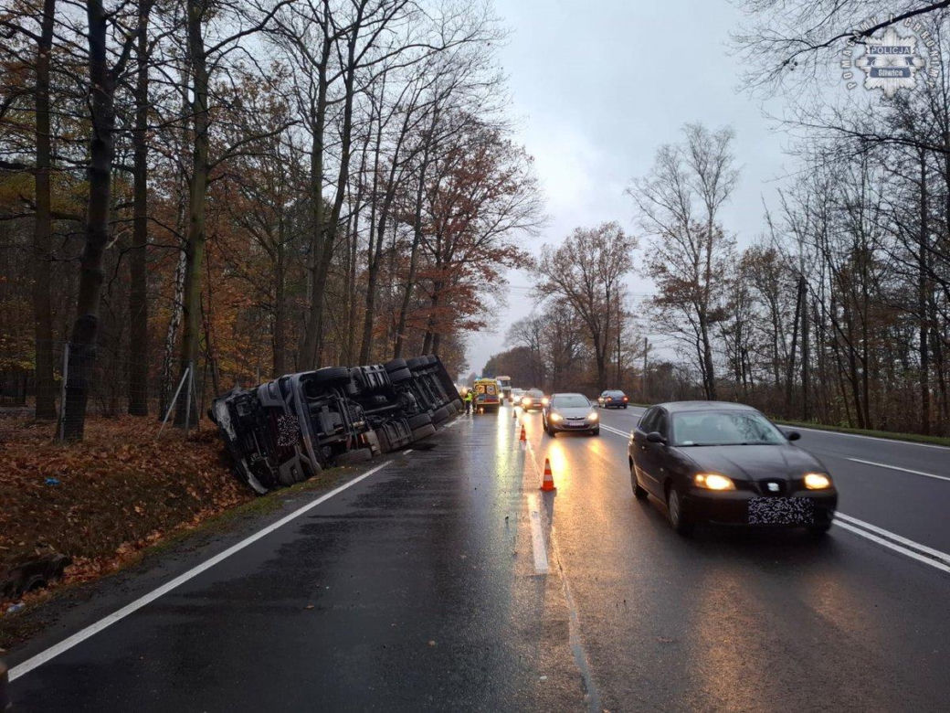 Utrudnienia na DK88. Cysterna wpadła do rowu. Jedna osoba poszkodowana