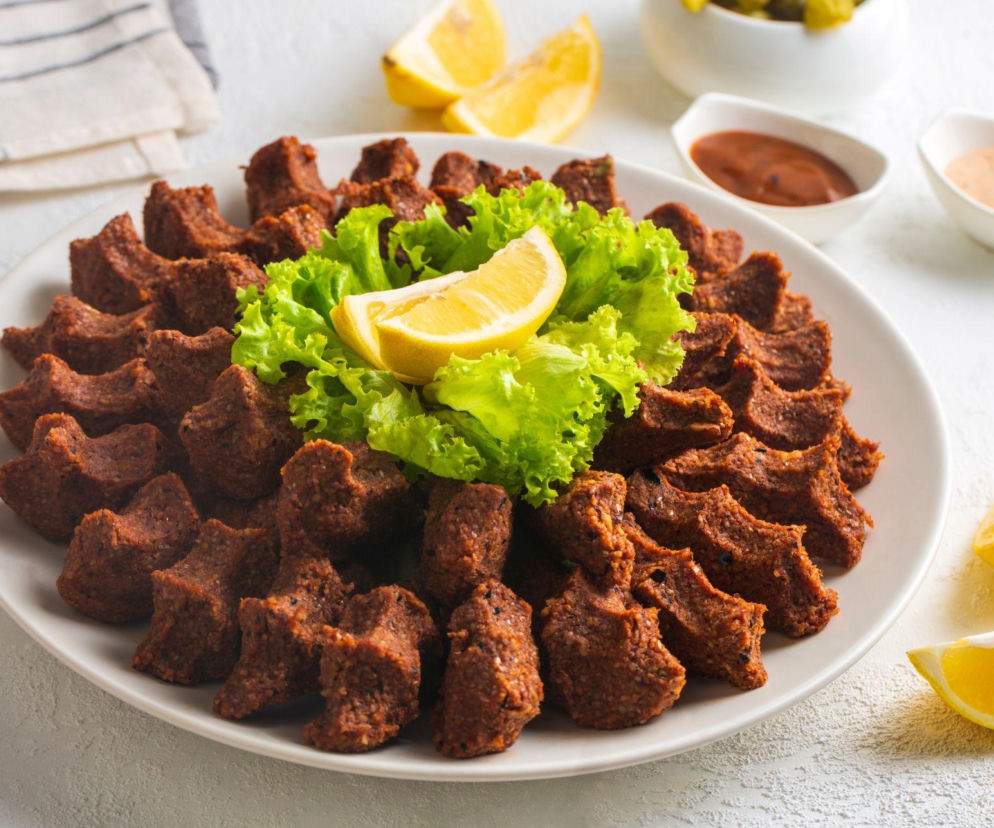 Cig kofte – uliczny hit z Turcji. Pikantne, sycące i idealne na imprezę