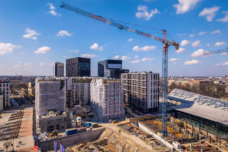 Stoi koło dworca, więc architektura czerpie z estetyki infrastruktury kolejowej. Osiedle Flow Archicomu z pozwoleniem na użytkowanie