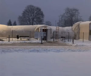 Na lodowisku zapadł się dach