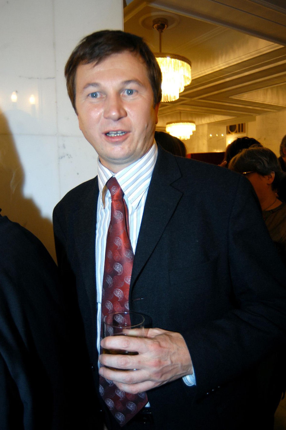 Piotr Cyrwus kiedyś i dziś. Tak przez lata zmieniał się aktor znany z roli Ryśka w "Klanie"