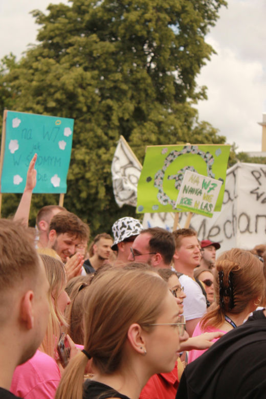 Studenci opanowali Wrocław. Pochód juwenaliowy przeszedł ulicami miasta. Było śpiewająco! [ZDJĘCIA]