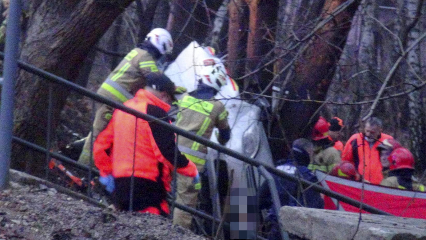 Koszmarny wypadek pod Warszawą. Taksówka owinęła się o drzewo. Kierowca cudem uszedł z życiem!
