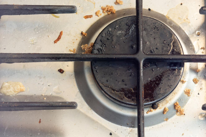 Wlej 3 łyżki i pocieraj przypalone palniki kuchenki gazowej. Japońska metoda wyżre tłuszcz i spaleniznę oraz sprawi, że palniki będą jak nowe. Czyszczenie kuchenki gazowej