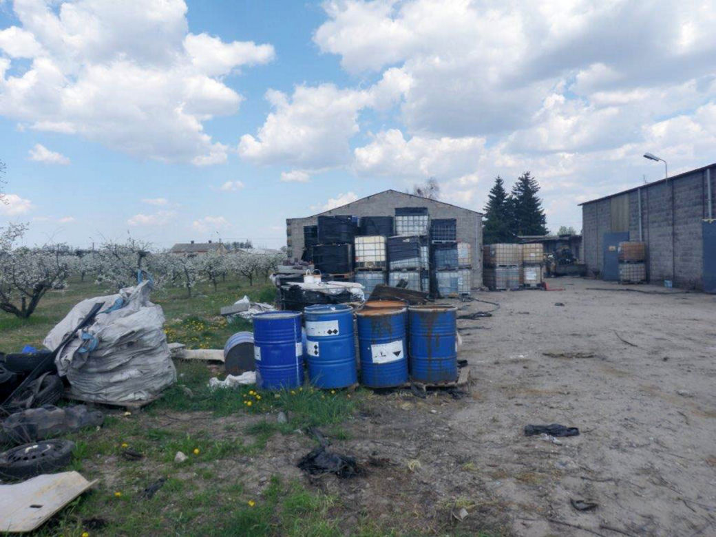 Samorząd Mazowsza pomoże w usunięciu 2 tys. ton chemikaliów. „Składowano je pod gołym niebem”