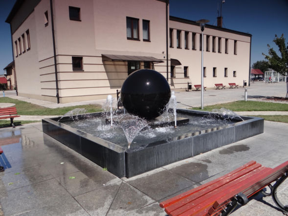 Centralnym punktem i sercem miasta jest rynek w Daleszycach, który zachował swój dawny układ urbanistyczny
