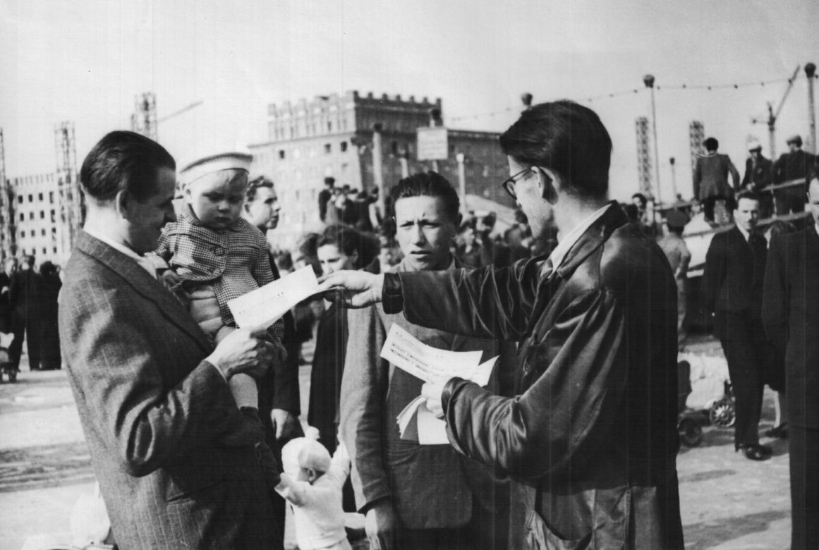 Kraków, Nowa Huta, 1954r - rozdawanie ulotek KMPiKu fot. Archiwum Empik