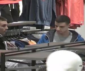Lublin: Kradzież w galerii przy Witosa. Rozpoznajecie tych mężczyzn? [ZDJĘCIA]