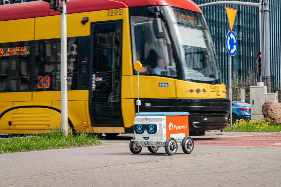 Na ulice Warszawy wyjechał pierwszy w historii marki, półautonomiczny robot dostawczy Pyszne.pl