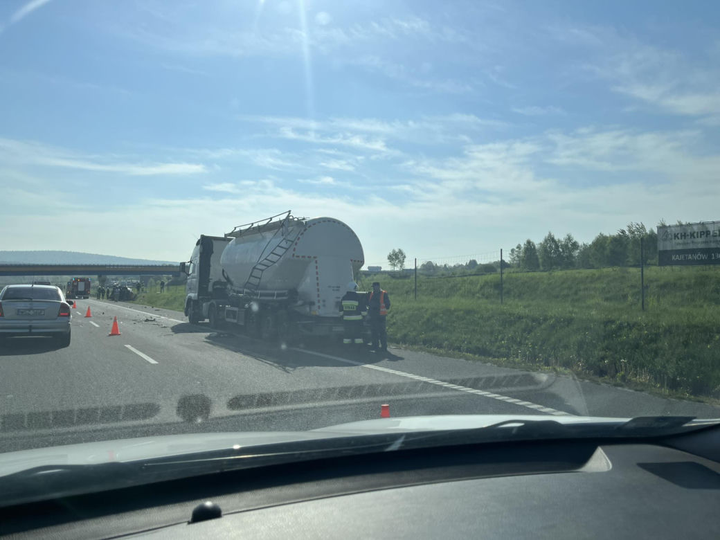 Wypadek na S7 w Kajetanowie koło Kielc. Dachował bus, jedna osoba poszkodowana